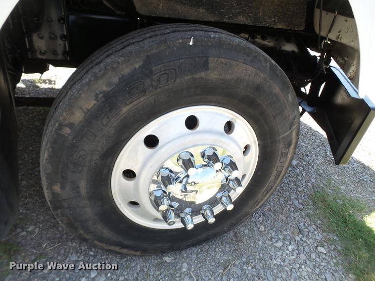 image for item EN9568 2006 Freightliner FLD120 SD semi truck