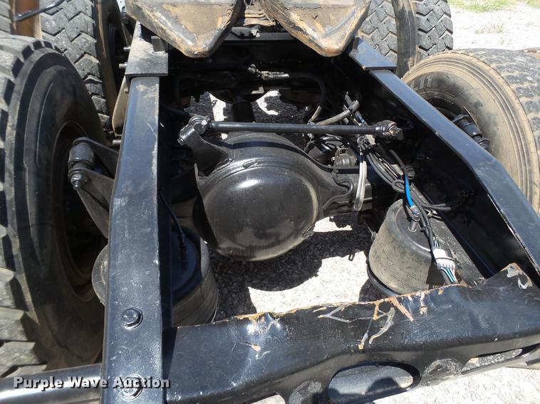 image for item EN9568 2006 Freightliner FLD120 SD semi truck