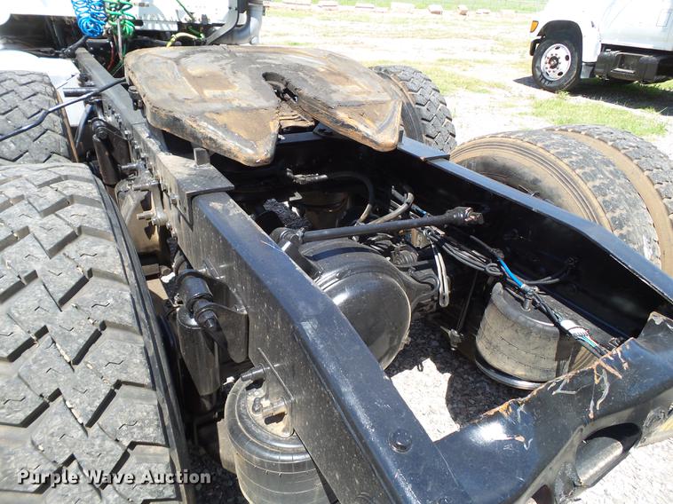 image for item EN9568 2006 Freightliner FLD120 SD semi truck