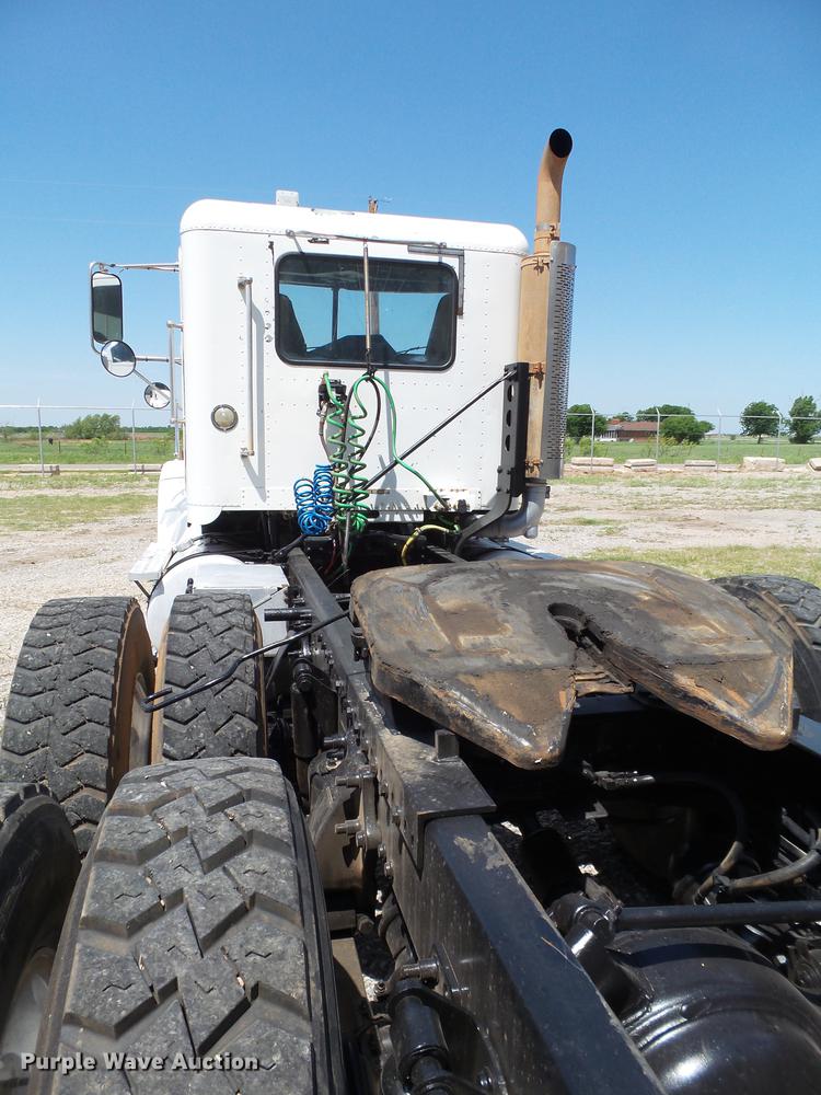 image for item EN9568 2006 Freightliner FLD120 SD semi truck