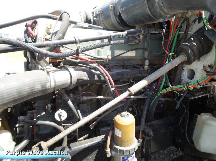 image for item EN9568 2006 Freightliner FLD120 SD semi truck