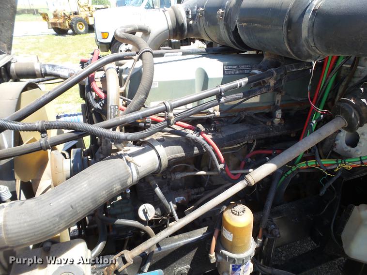 image for item EN9568 2006 Freightliner FLD120 SD semi truck