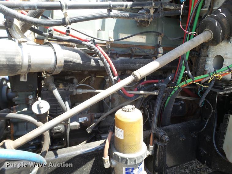 image for item EN9568 2006 Freightliner FLD120 SD semi truck