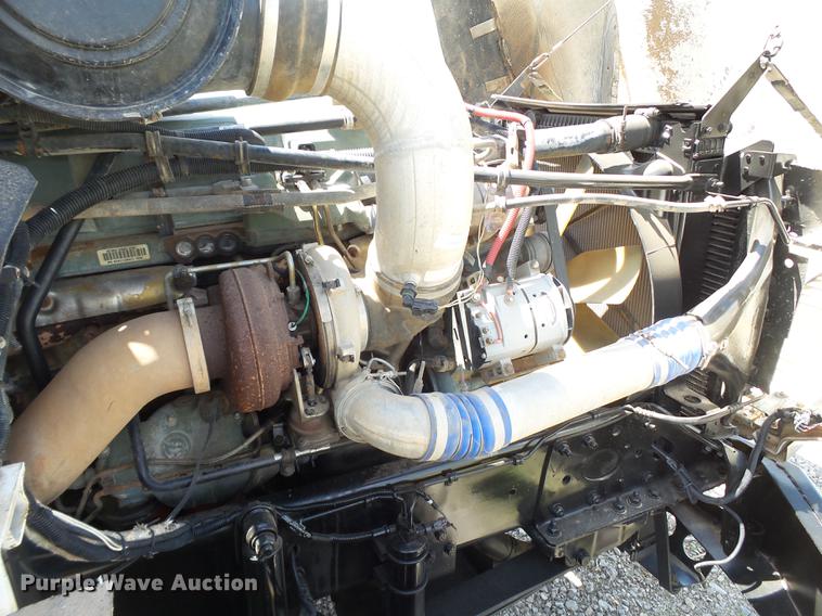 image for item EN9568 2006 Freightliner FLD120 SD semi truck