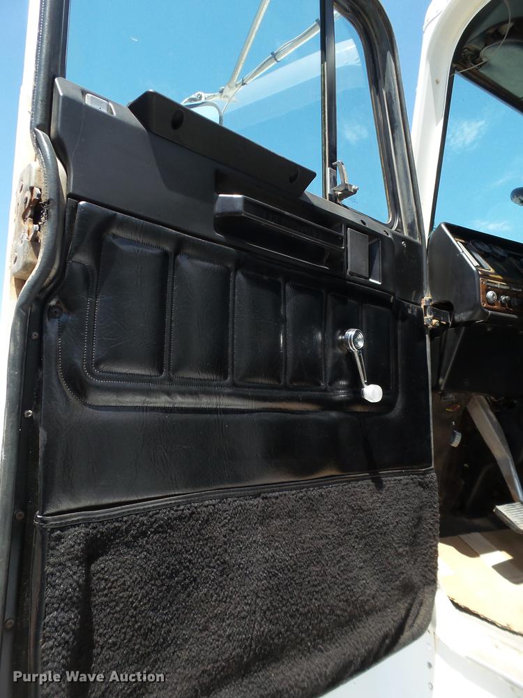 image for item EN9568 2006 Freightliner FLD120 SD semi truck