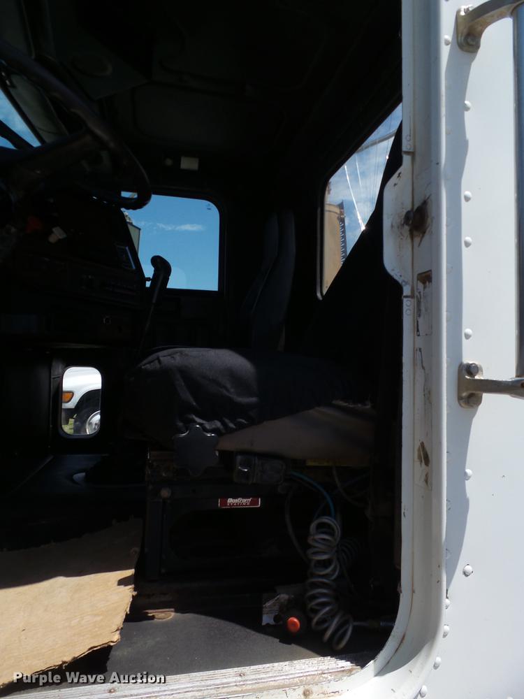 image for item EN9568 2006 Freightliner FLD120 SD semi truck