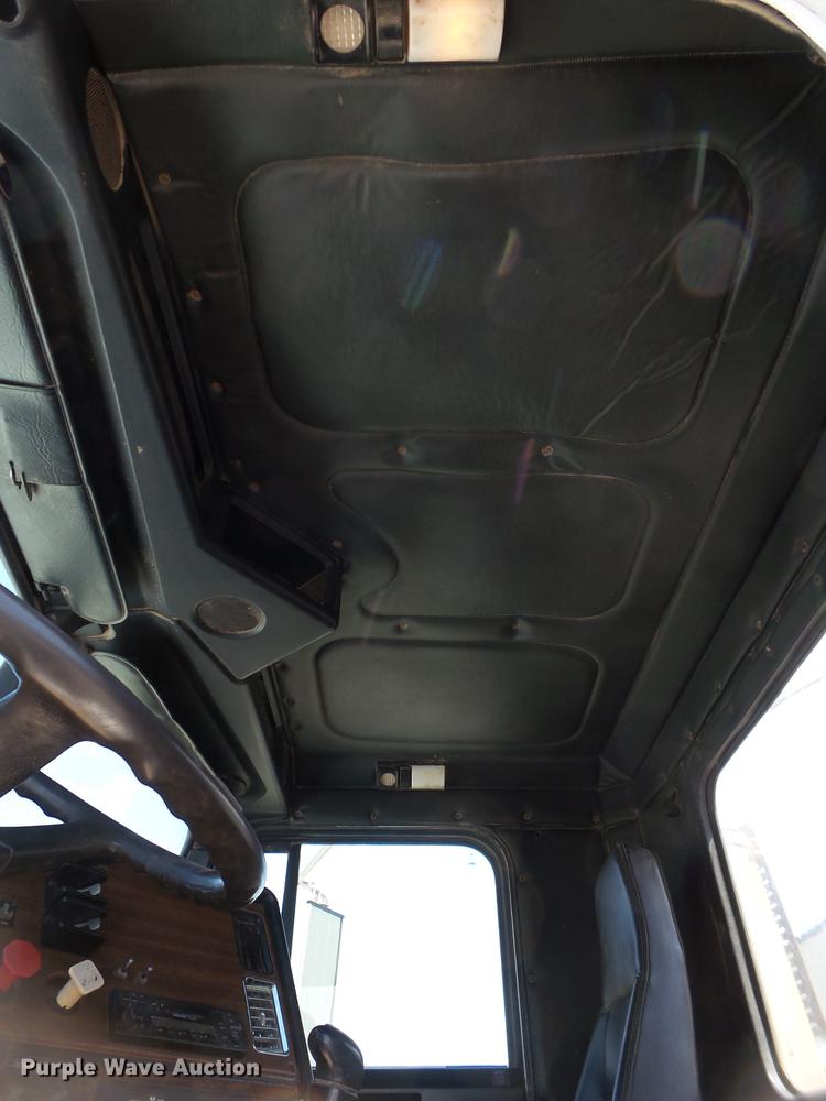 image for item EN9568 2006 Freightliner FLD120 SD semi truck