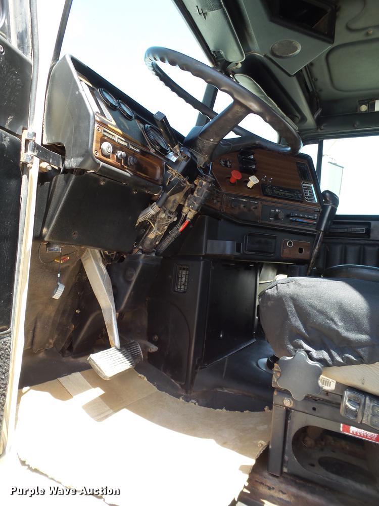 image for item EN9568 2006 Freightliner FLD120 SD semi truck