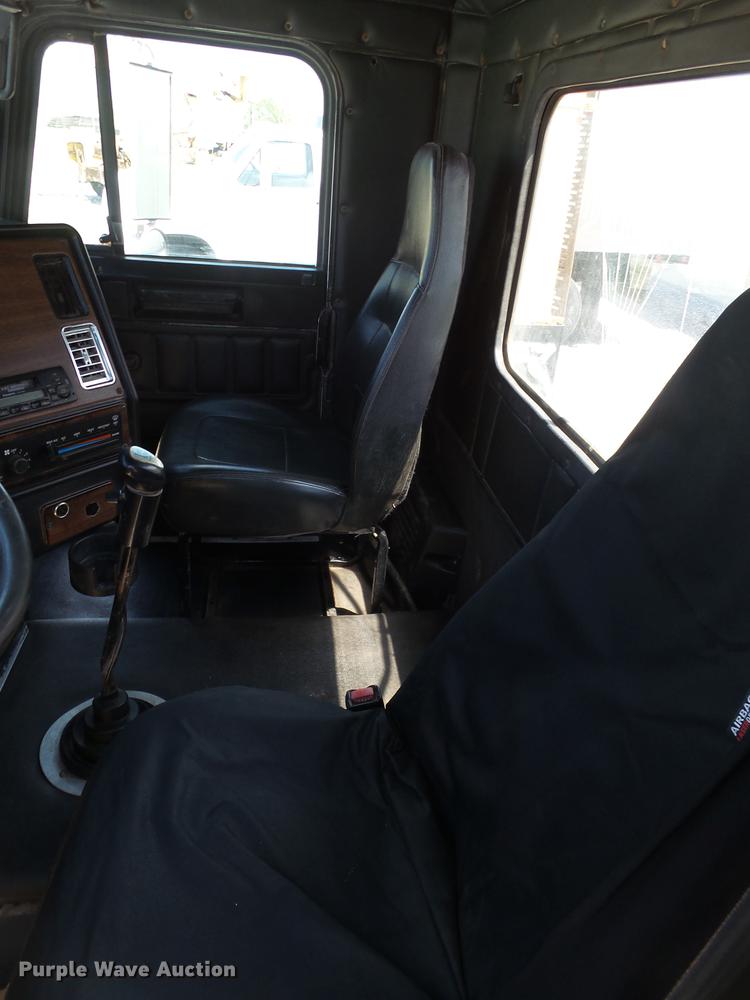 image for item EN9568 2006 Freightliner FLD120 SD semi truck