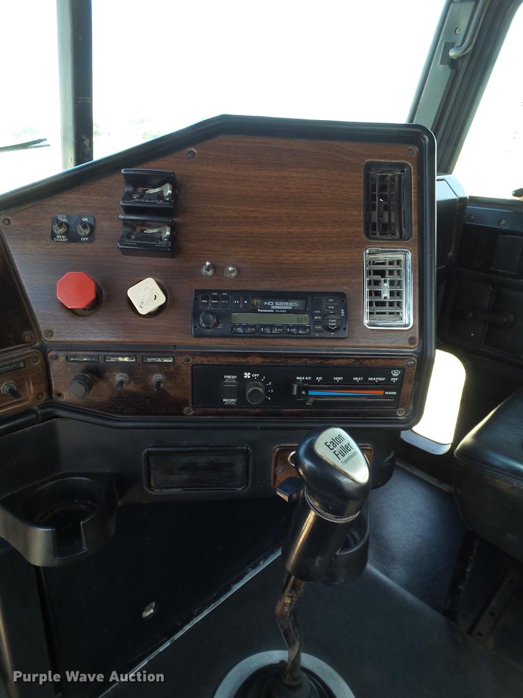 image for item EN9568 2006 Freightliner FLD120 SD semi truck