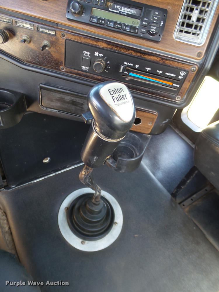 image for item EN9568 2006 Freightliner FLD120 SD semi truck