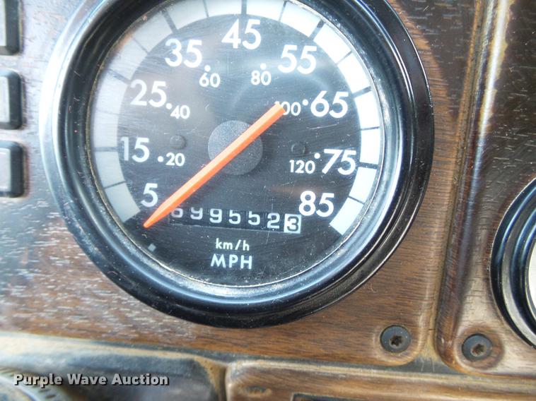 image for item EN9568 2006 Freightliner FLD120 SD semi truck