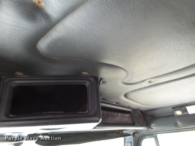 image for item EN9568 2006 Freightliner FLD120 SD semi truck