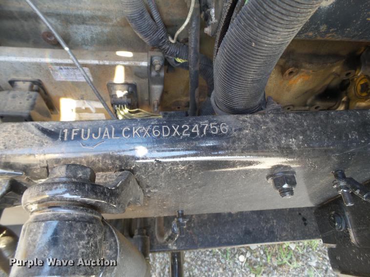 image for item EN9568 2006 Freightliner FLD120 SD semi truck