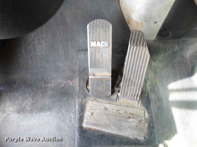 image for item J8510 1998 Mack RD688S dump truck