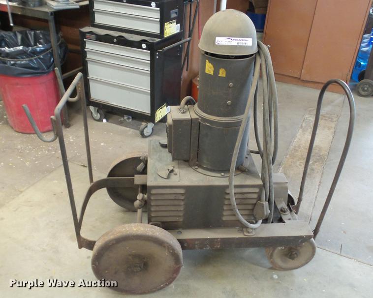 image for item BW9184 Lincoln Electric SAE2000 arc welder
