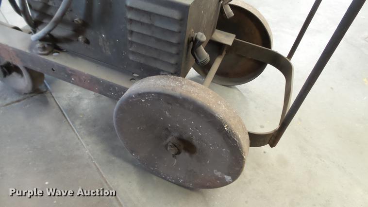 image for item BW9184 Lincoln Electric SAE2000 arc welder