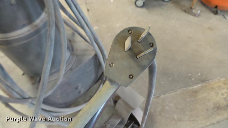 image for item BW9184 Lincoln Electric SAE2000 arc welder