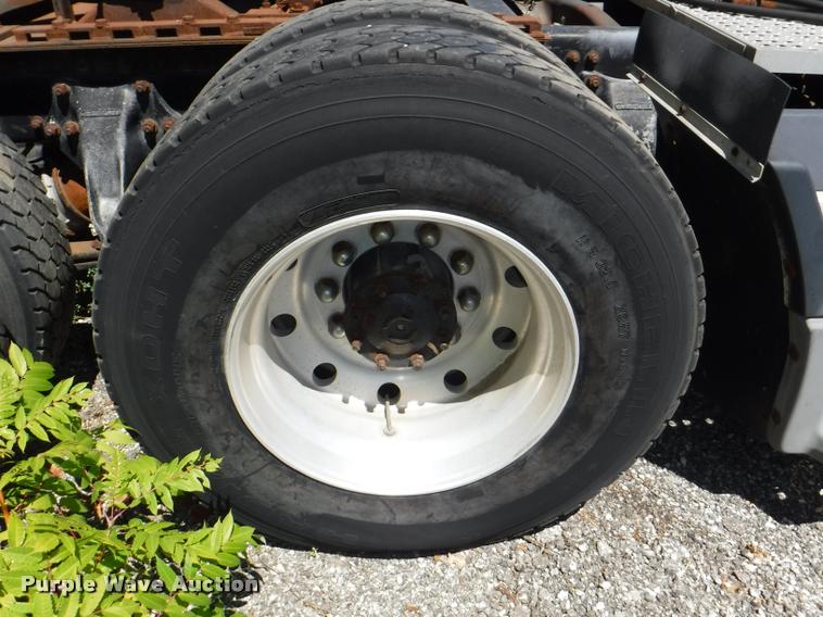 image for item DA1743 1996 Freightliner FLD semi truck