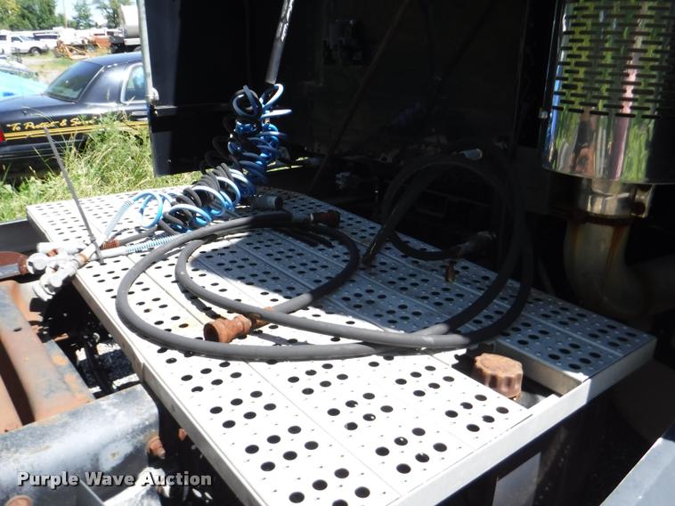 image for item DA1743 1996 Freightliner FLD semi truck