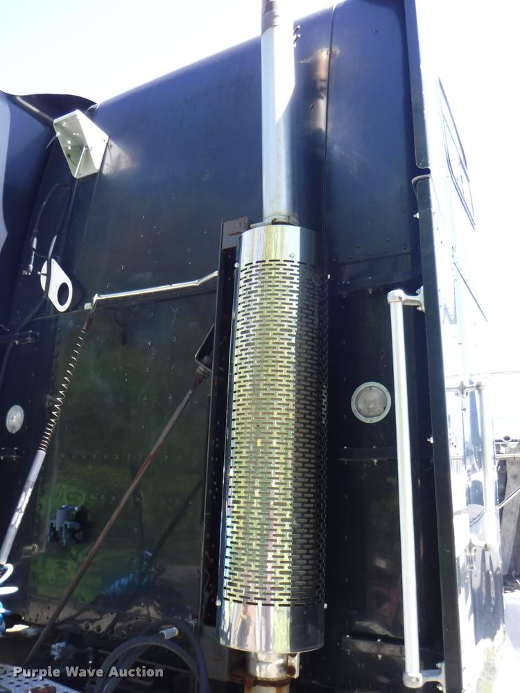 image for item DA1743 1996 Freightliner FLD semi truck