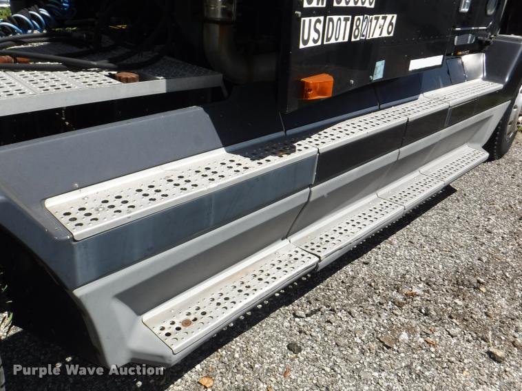 image for item DA1743 1996 Freightliner FLD semi truck