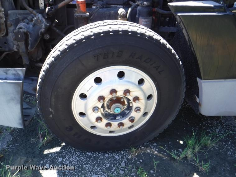 image for item DA1743 1996 Freightliner FLD semi truck