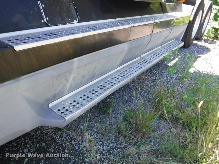 image for item DA1743 1996 Freightliner FLD semi truck