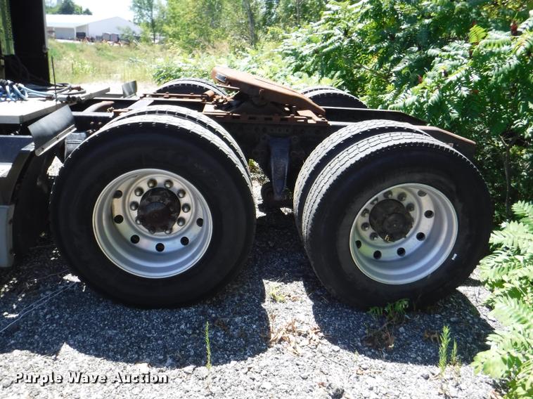 image for item DA1743 1996 Freightliner FLD semi truck