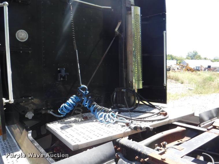 image for item DA1743 1996 Freightliner FLD semi truck