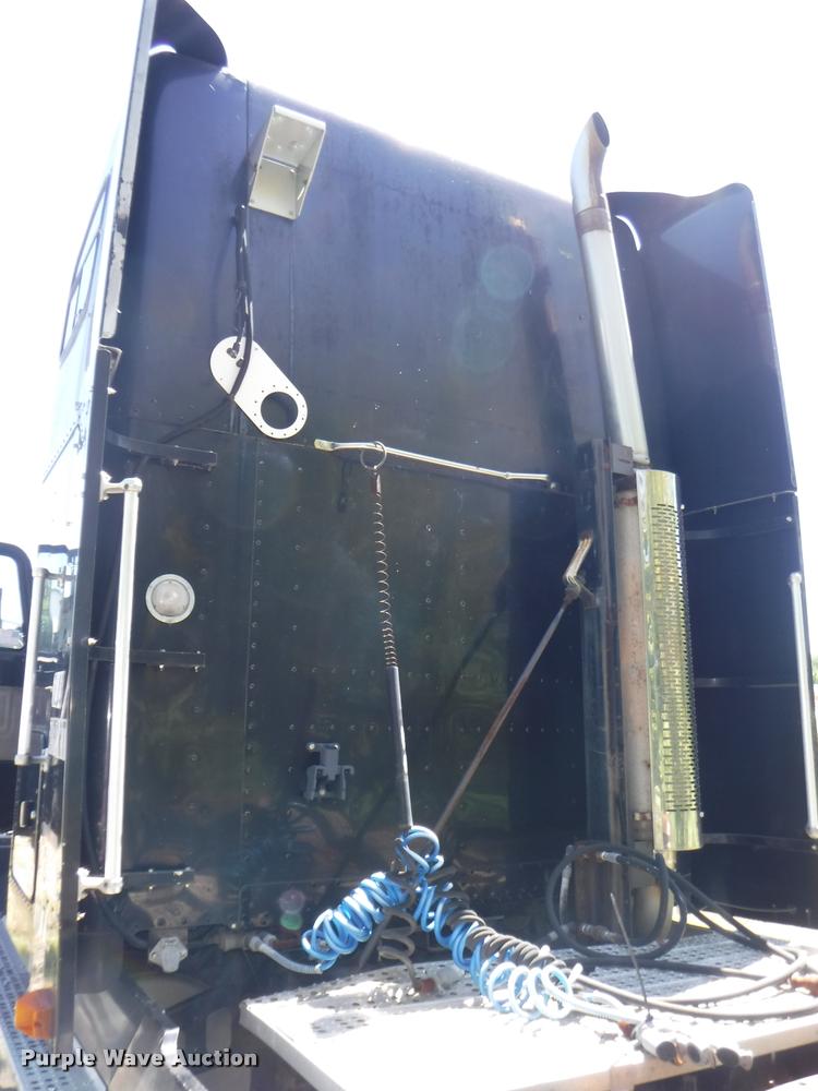 image for item DA1743 1996 Freightliner FLD semi truck