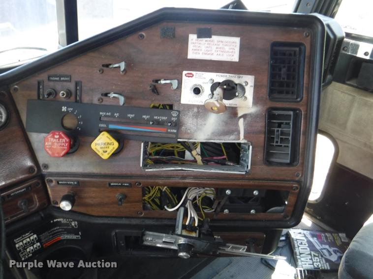 image for item DA1743 1996 Freightliner FLD semi truck