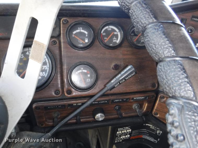 image for item DA1743 1996 Freightliner FLD semi truck