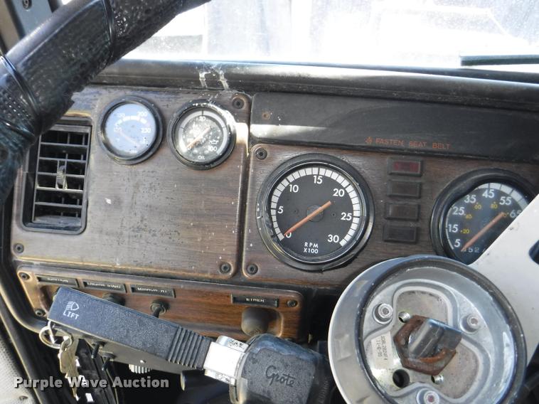 image for item DA1743 1996 Freightliner FLD semi truck