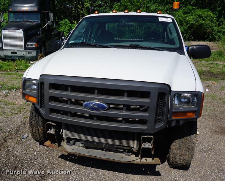 image for item DB6104 2005 Ford F350 Super Duty XL Crew Cab pickup truck