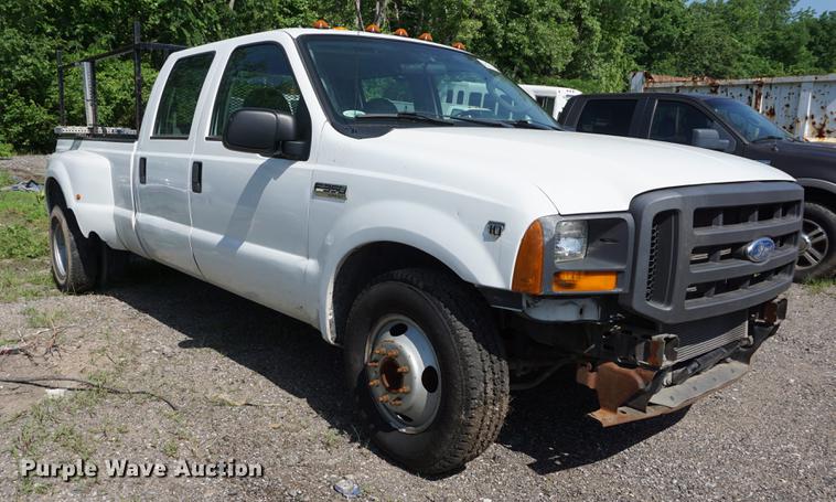 image for item DB6104 2005 Ford F350 Super Duty XL Crew Cab pickup truck