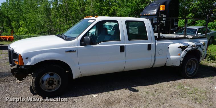 image for item DB6104 2005 Ford F350 Super Duty XL Crew Cab pickup truck