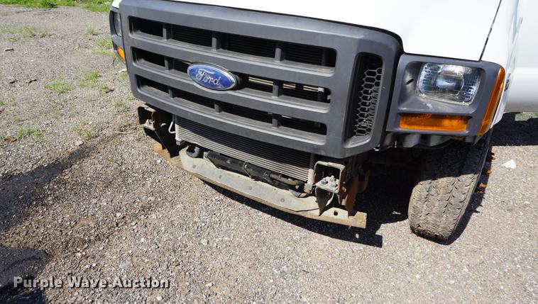 image for item DB6104 2005 Ford F350 Super Duty XL Crew Cab pickup truck