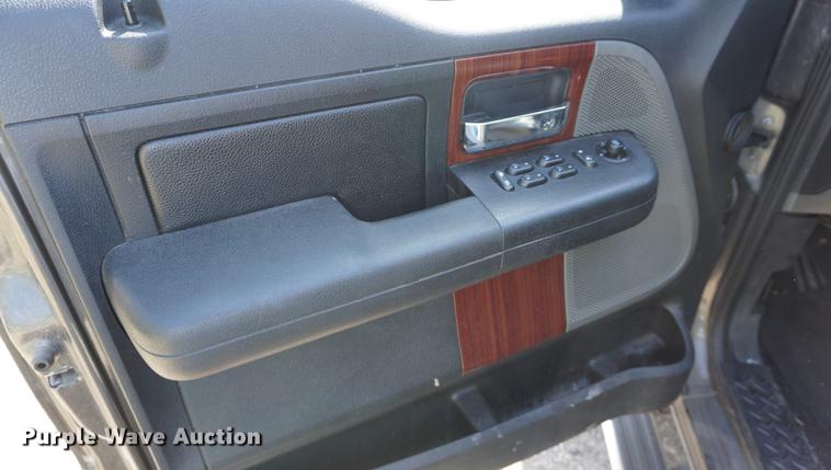 image for item DB6105 2005 Ford F150 Lariat SuperCrew pickup truck