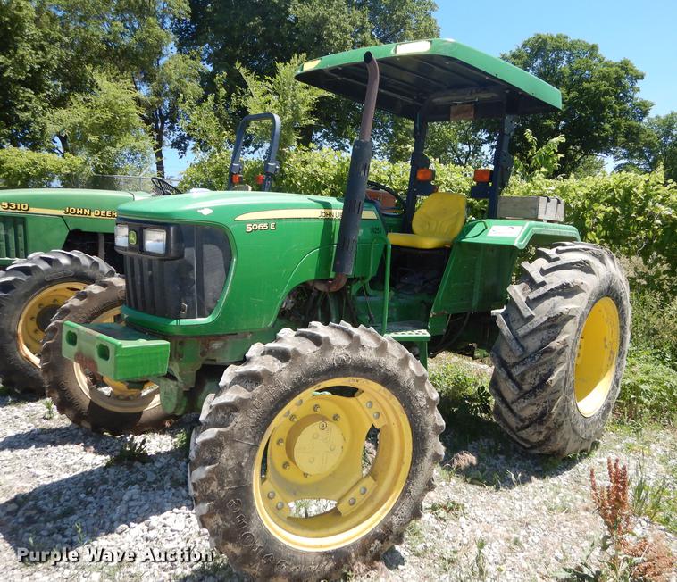 image for item DB8471 2009 John Deere 5065E tractor