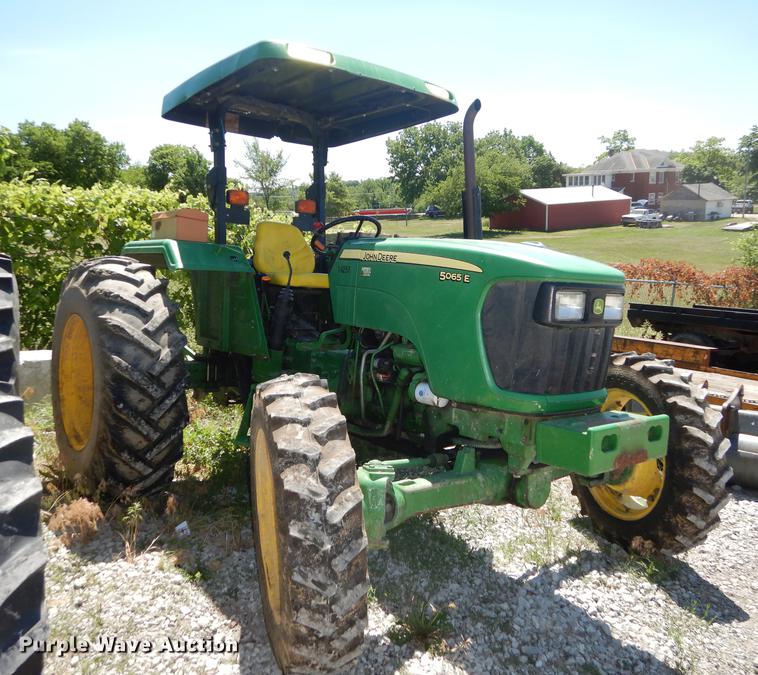 image for item DB8471 2009 John Deere 5065E tractor