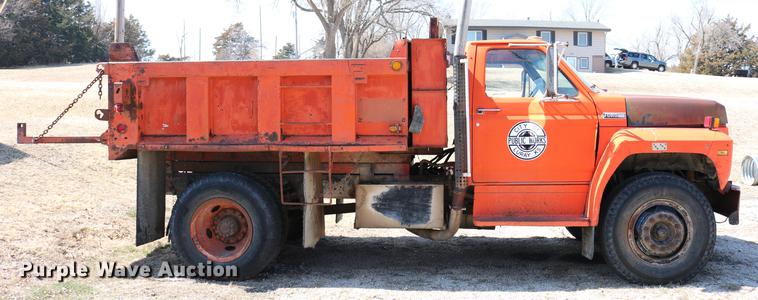 image for item DC7663 1983 Ford F700 dump truck