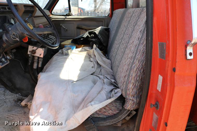 image for item DC7663 1983 Ford F700 dump truck