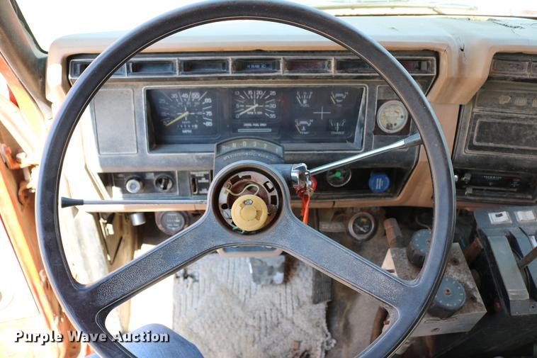 image for item DC7663 1983 Ford F700 dump truck