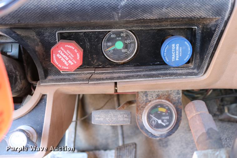 image for item DC7663 1983 Ford F700 dump truck