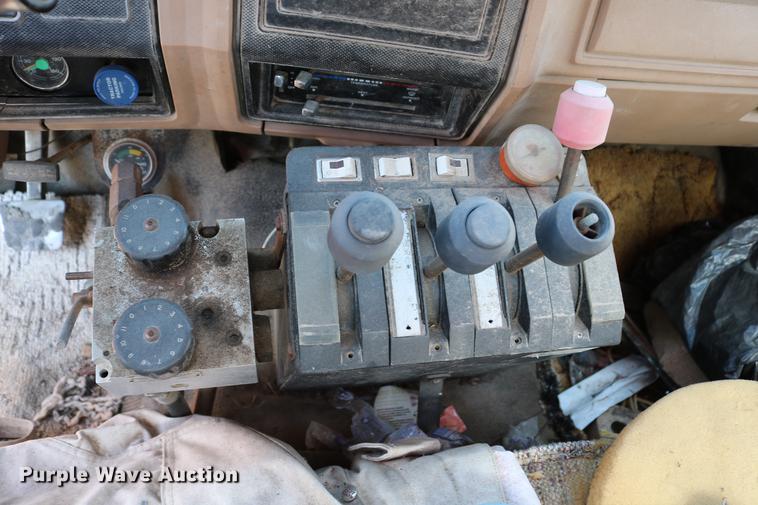 image for item DC7663 1983 Ford F700 dump truck