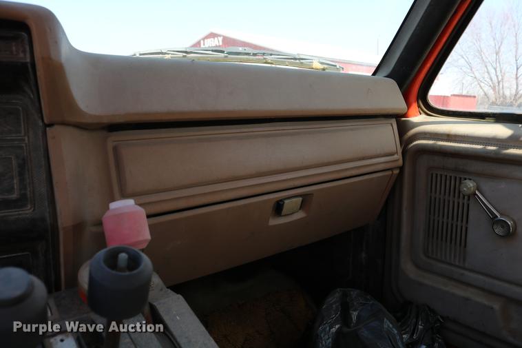 image for item DC7663 1983 Ford F700 dump truck