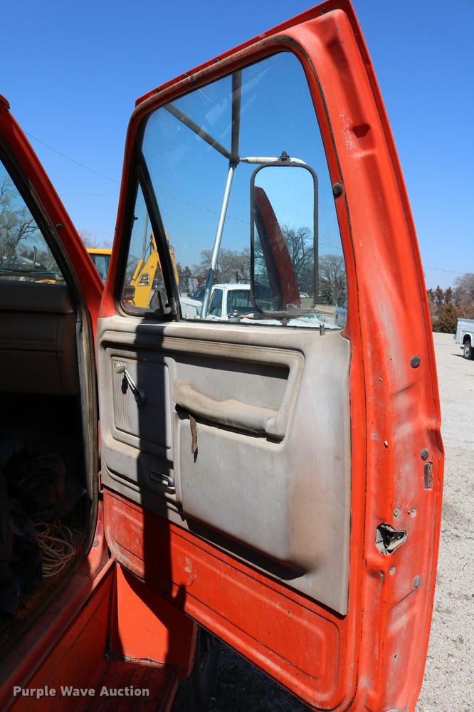 image for item DC7663 1983 Ford F700 dump truck