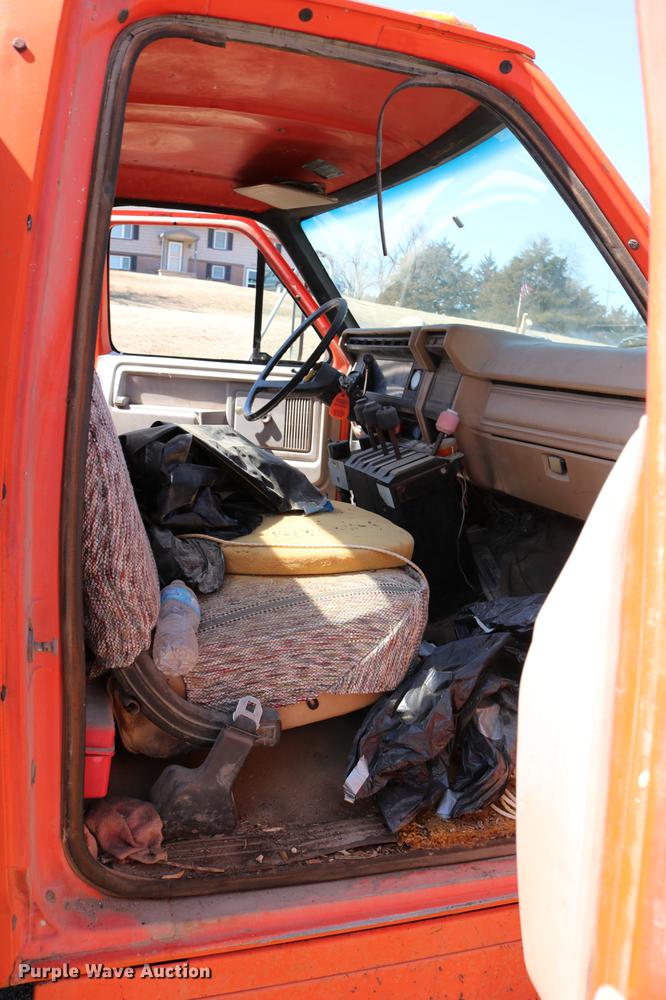 image for item DC7663 1983 Ford F700 dump truck