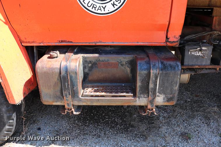 image for item DC7663 1983 Ford F700 dump truck